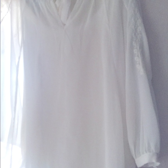 White flowers embroidery flounce blouse - Picture 7 of 10